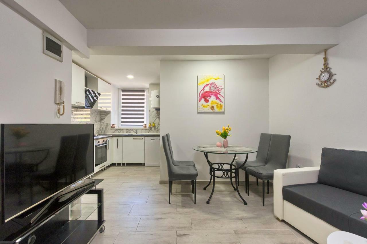 Old Town Apartments In City Center Пула Екстериор снимка