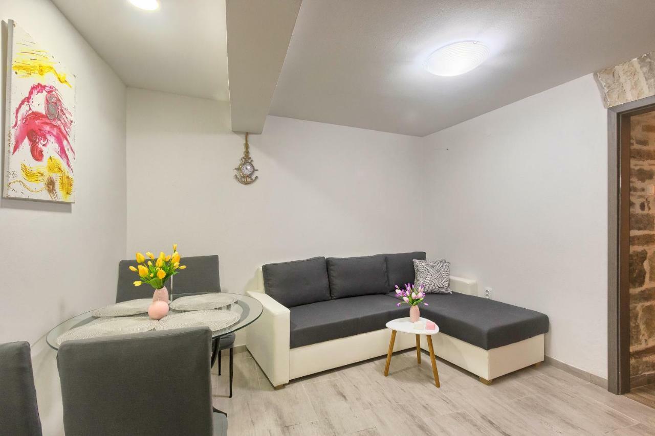 Old Town Apartments In City Center Пула Екстериор снимка